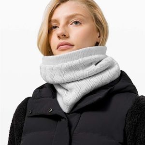 Lululemon Sherpa Weave Neckwarmer
Heathered Core Ultra Light Grey
EUC